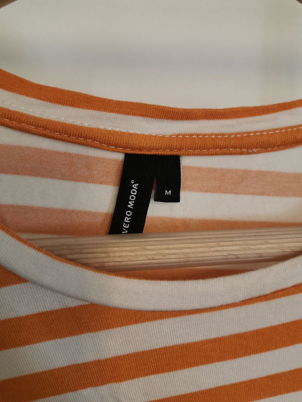 Vero Moda Blusen, T-Shirts & Tops: Gestreiftes Top Grösse M – Gebraucht aus Bonaduz von TheCahenzli 1
