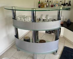 Exklusive Designer-Bar aus Glas & Chrom – neuwertig