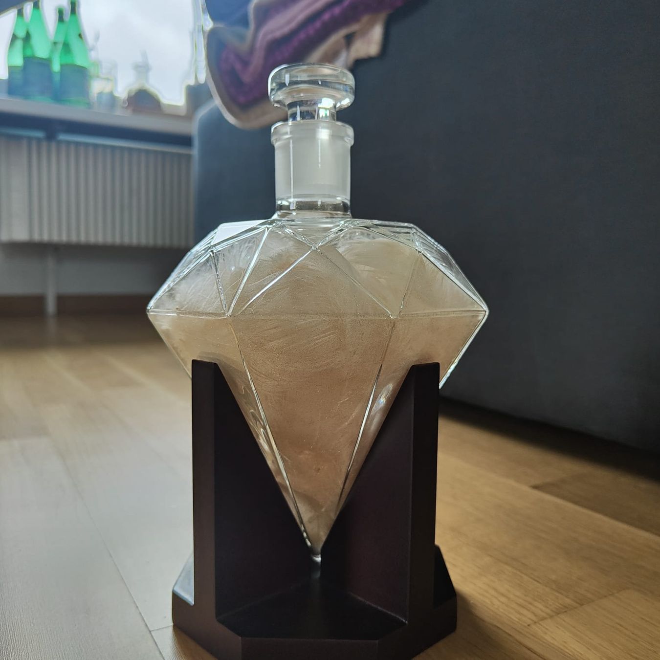 Tutte le decorazioni: Deko-Karaffe Diamant-Form mit Glitzerfedern✨ – Usato da Wil SG venduto da Camilla