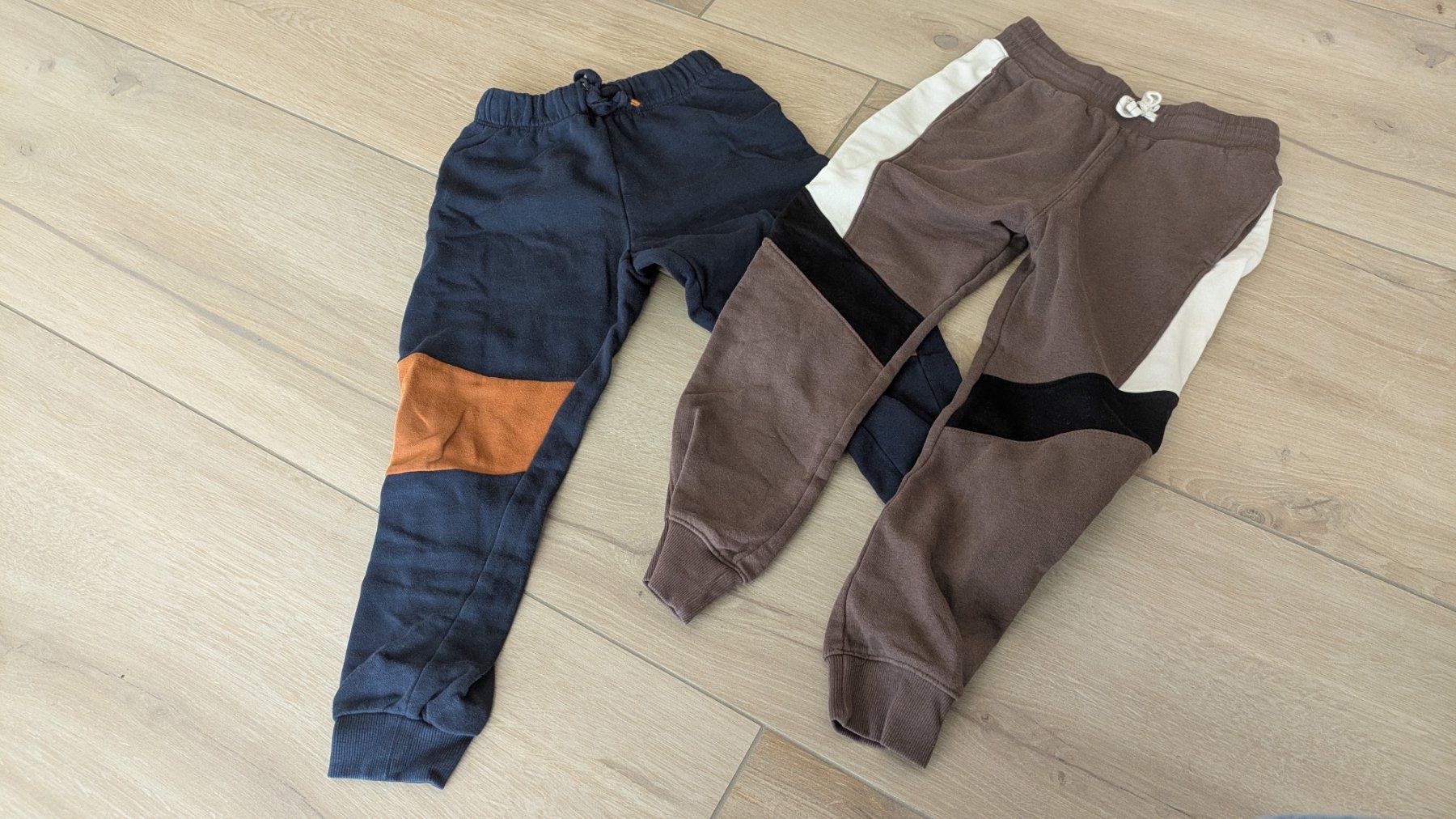 Pantalons: 2 Trainerhosen Gr. 122 & 128 – D'occasion à Staufen par Fleby84