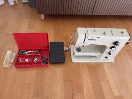 Bernina 831 mit Zubehör