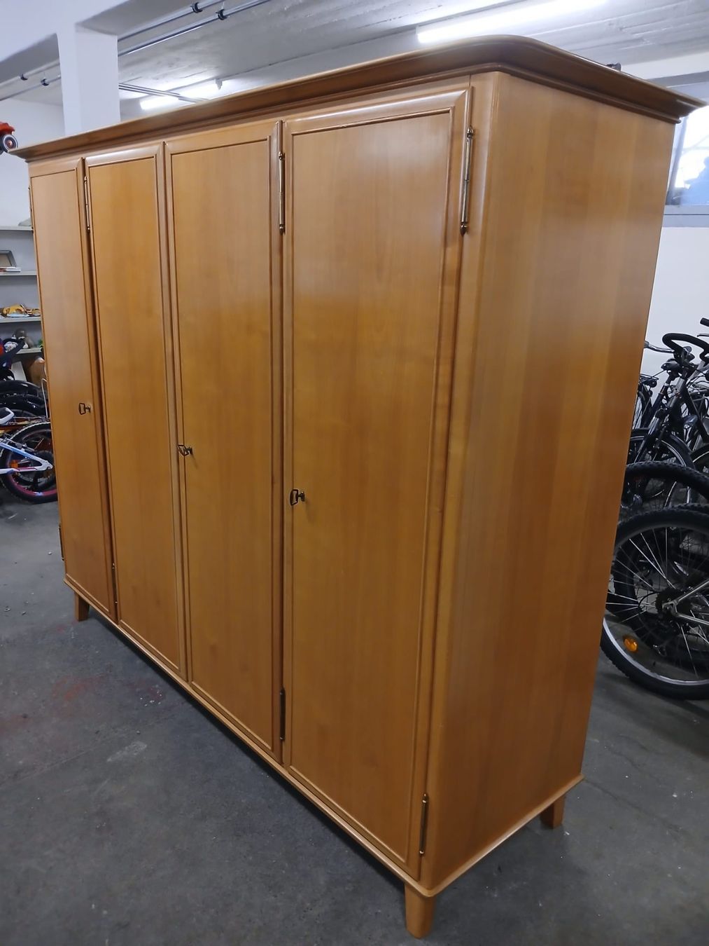 Armadi: Vintage Kleiderschrank – Usato da Schaffhausen venduto da thextraterrestrial 2