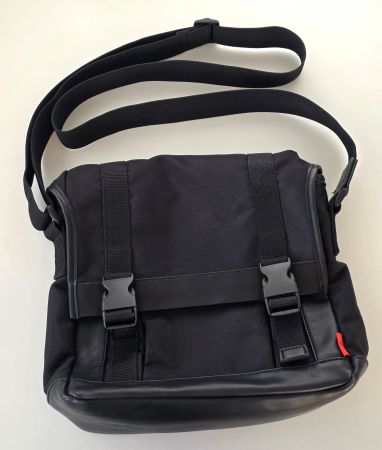WANDER schwarze unisex Umhängetasche Travelbag Bag