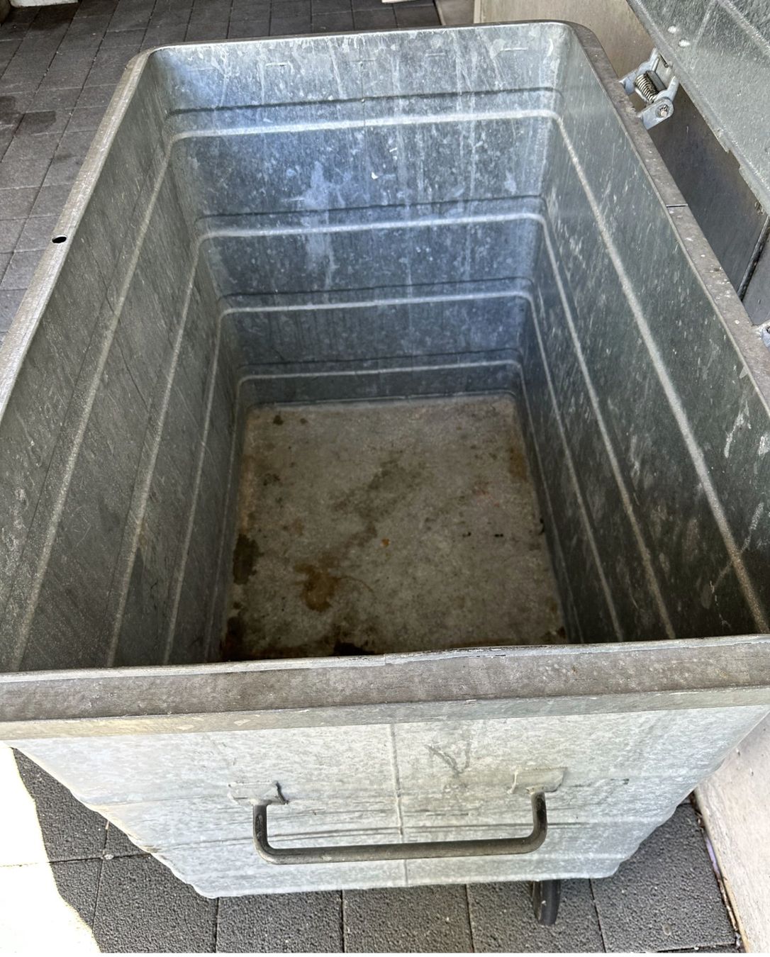 Altro per Ufficio & Commercio: Abfallcontainer mit Deckel und Rollen, Metall – Usato da Heimberg venduto da alt_5cqk 1