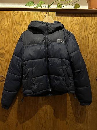 dunkelblaue Winterjacke