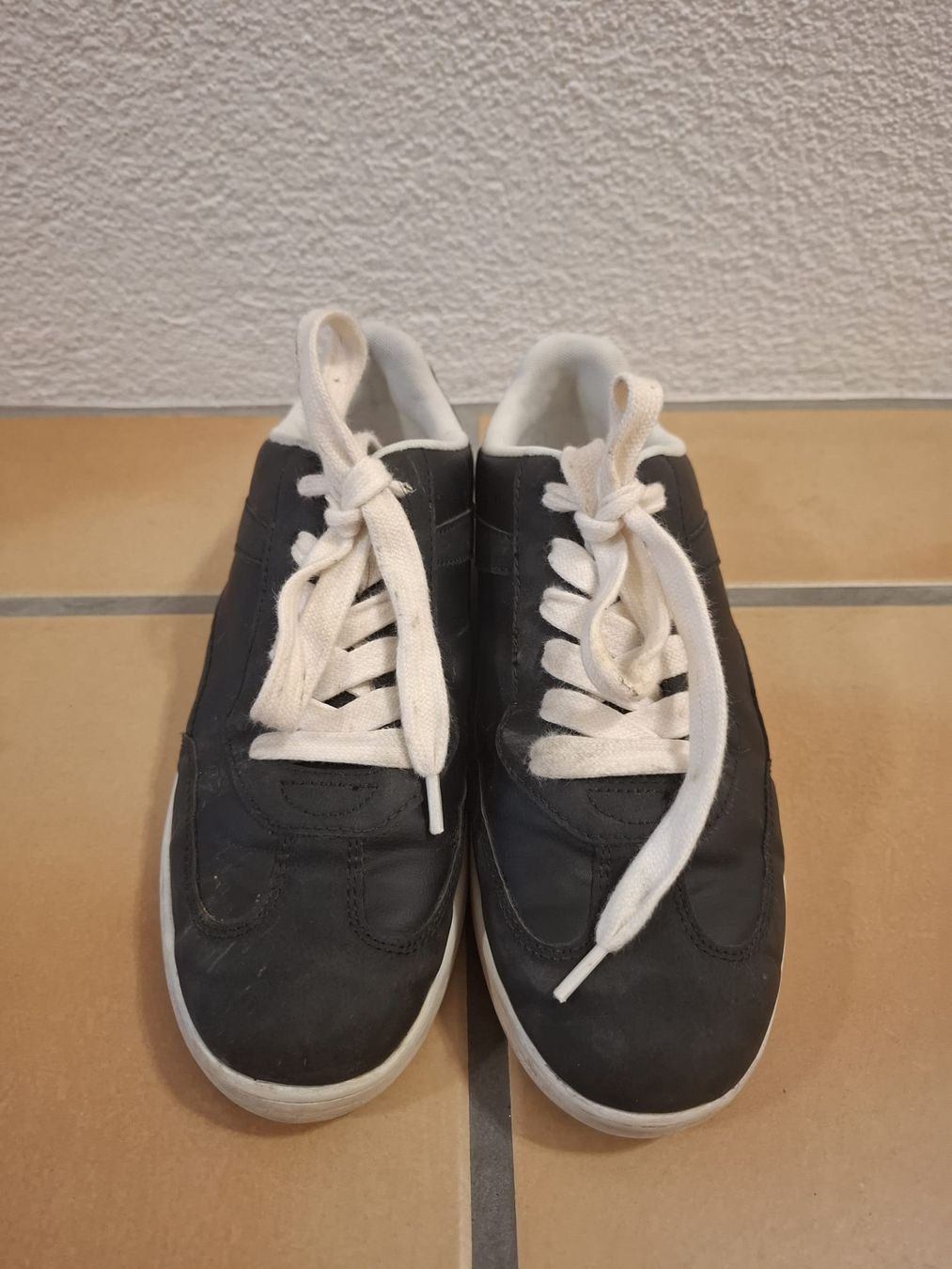 H&M Scarpe da uomo: Sneakers H&M schwarz Grösse 39 gebraucht – Usato da Galgenen venduto da claudia.gisler 2