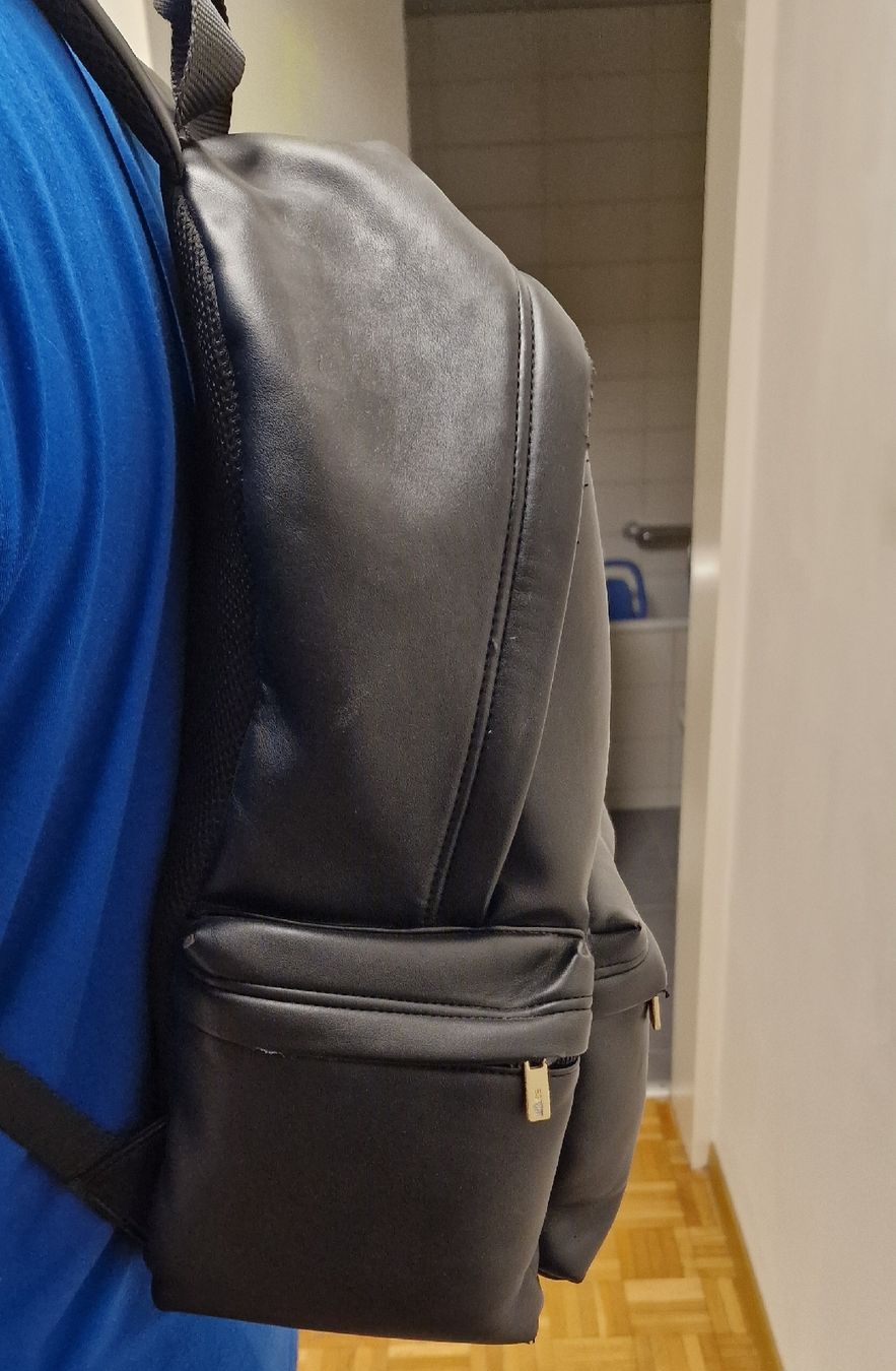 Esprit Zaini: Schwarzer Rucksack aus Kunstleder – Usato da Zürich venduto da Abrar123 2