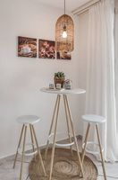 Bartisch 3er-Set: Tisch und 2 Barhocker, weiss/Holz
