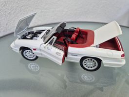 Alfa Romeo Spider von Universal Hobbies 1:18.