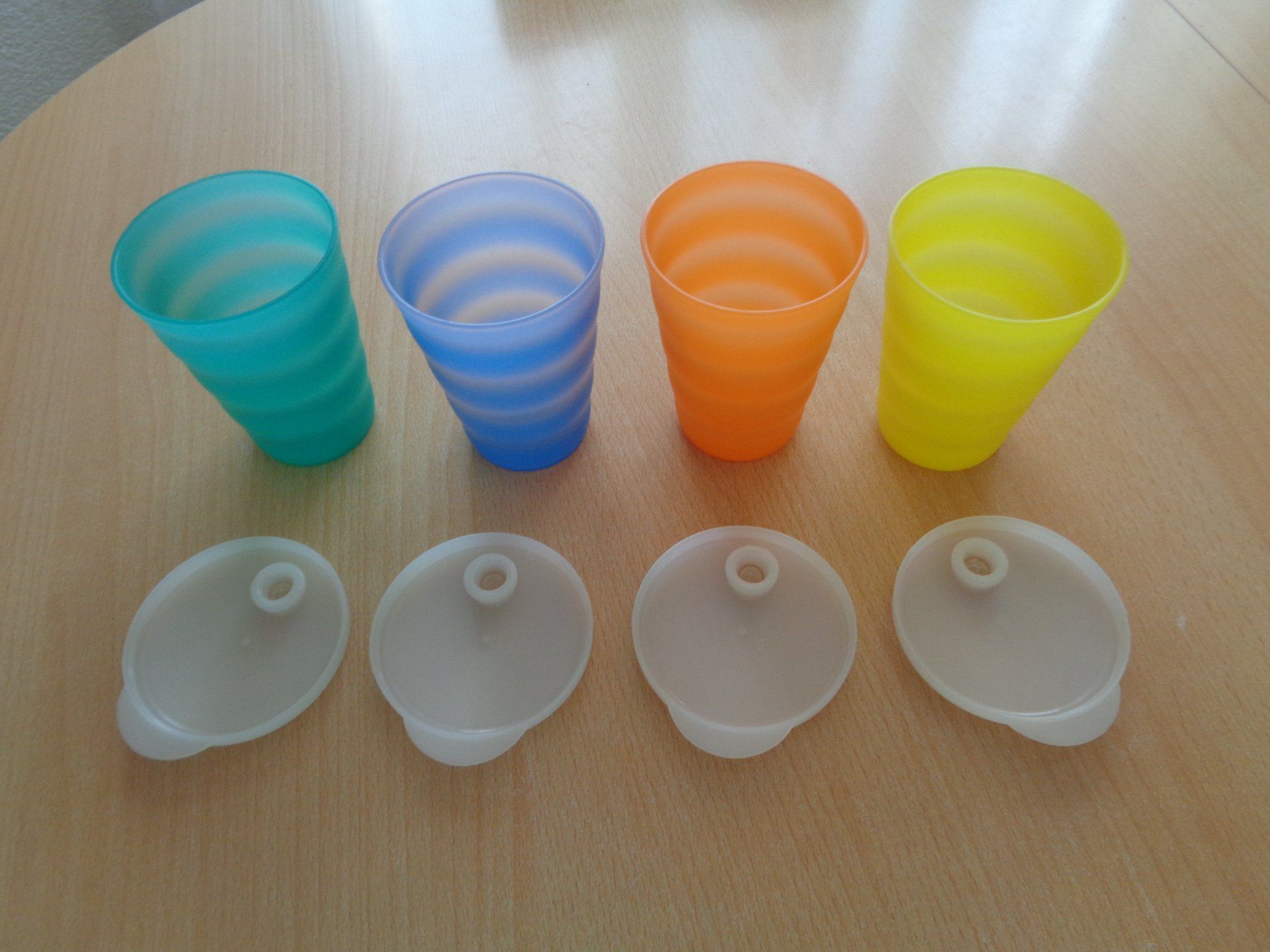 Tupperware Contenitori & Simili: Tupperware 4 Becher mit Strohhalmdeckel – Usato da Dietikon venduto da chroetli77 3