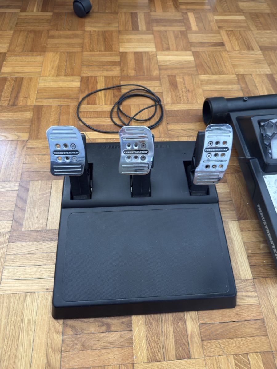 Thrustmaster Controller: Setup racing, volant Ferrari et pédales thrustmaster – Usato da Châtel-St-Denis venduto da Yellow_wait_ 3