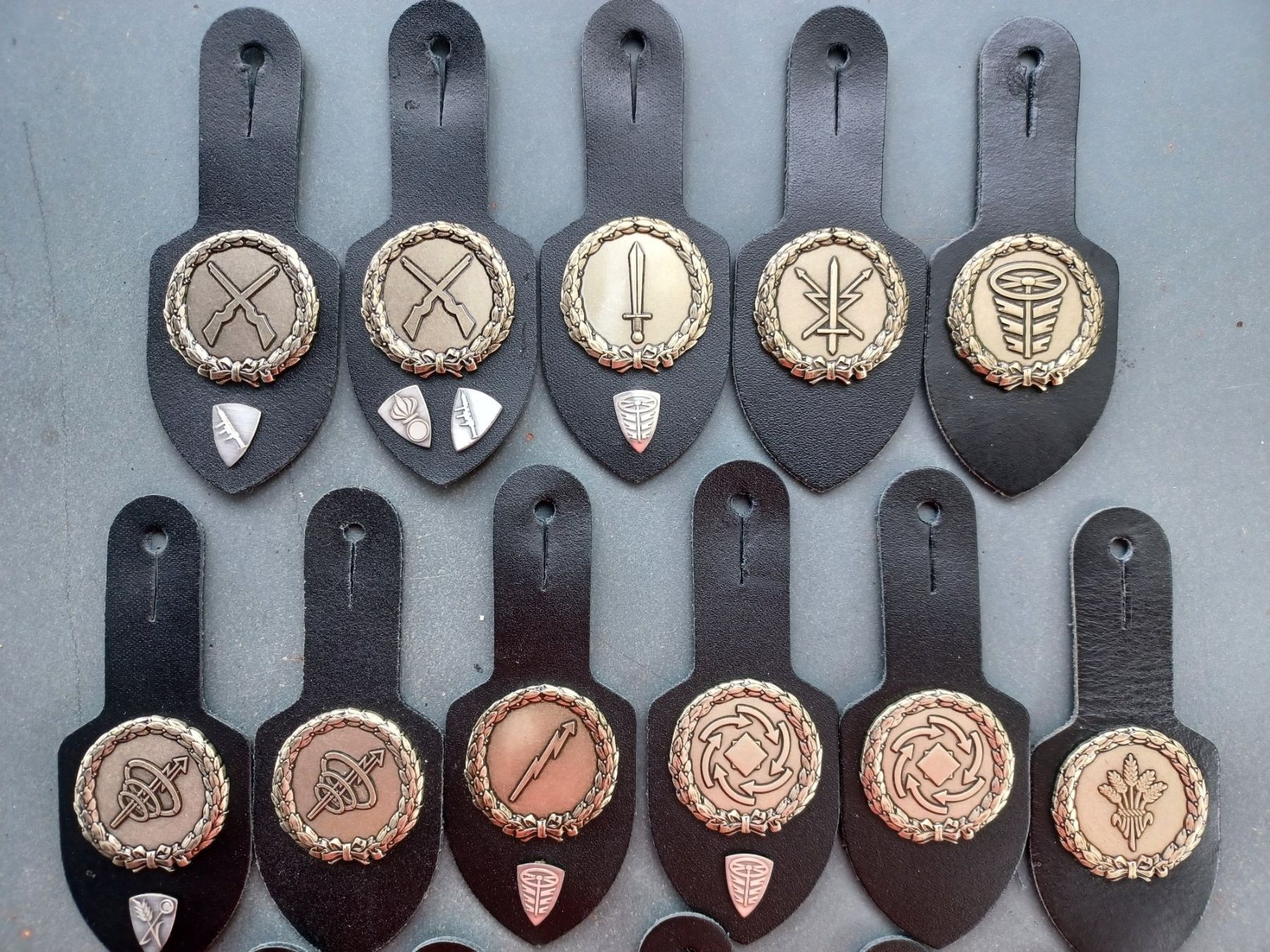 Armée suisse Uniformes: 16 alte Brusttaschenanhänger – D'occasion à Horw par Mikesch108 1