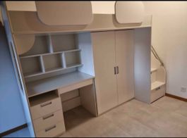 Bett mit schreibtisch, schrank und stauraum