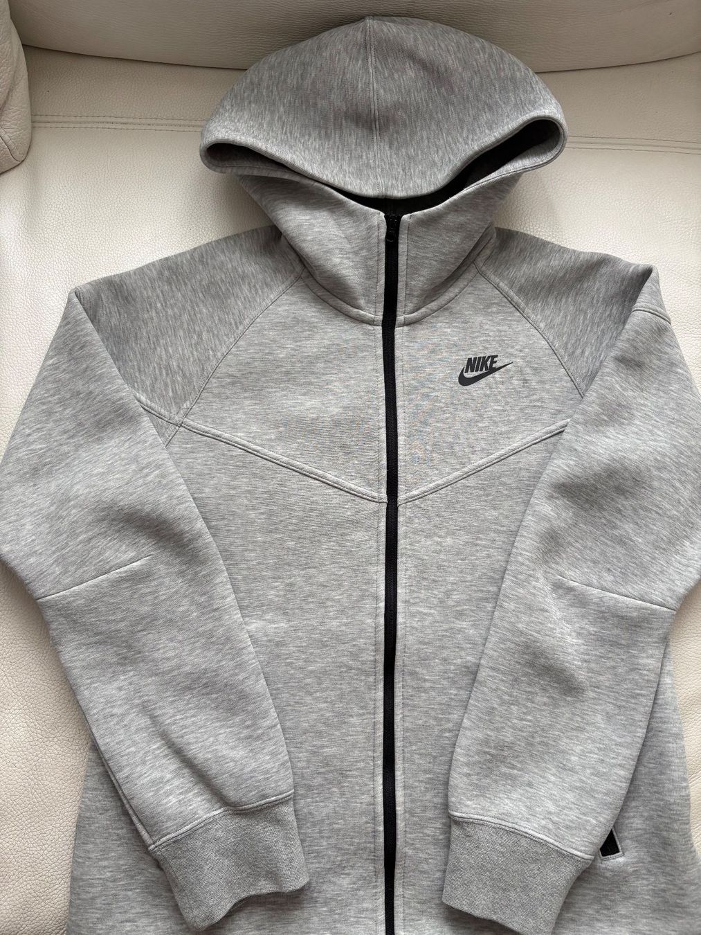 Nike Jacken: Nike Tech Fleece Jacke Damen S – Gebraucht aus Nürensdorf von Trisch