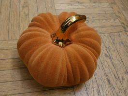 Deko Kürbis orange mit Goldstiel in Samtoptik (mittel)