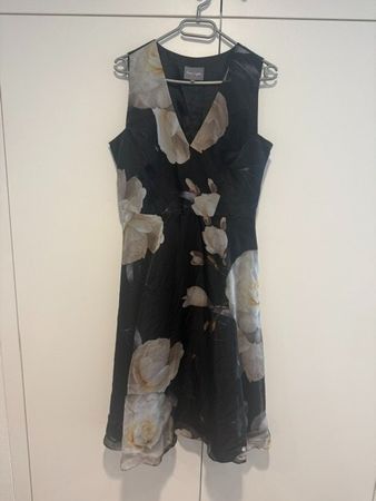 Elegantes Blumenkleid Marke: Phase Eight ***NEU***🖤🤍💚