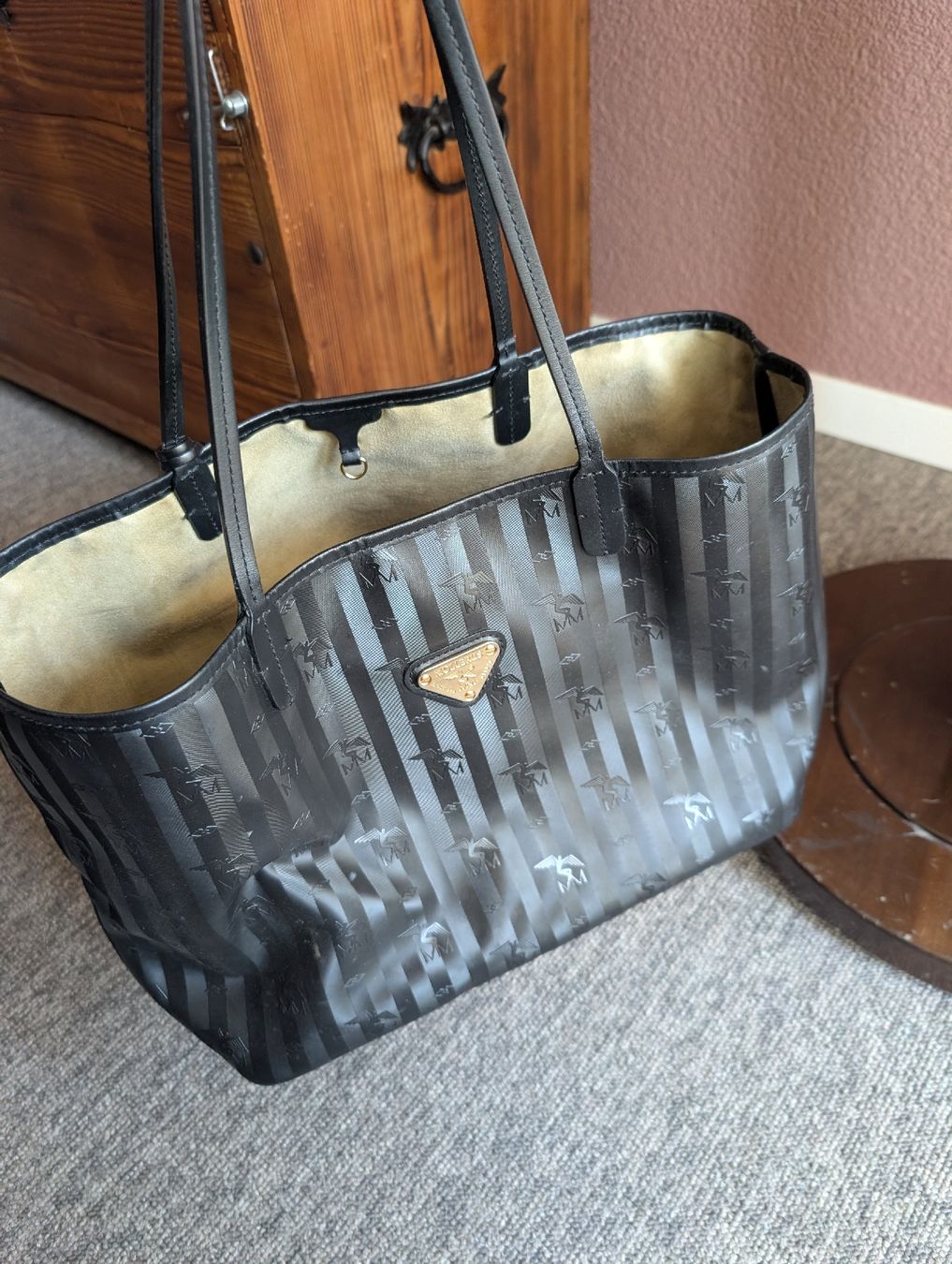 Maison Mollerus Taschen für Damen: MCM Mollerus Shopper schwarz Monogramm – Gebraucht aus Bern von Hingerdiramueberbiet
