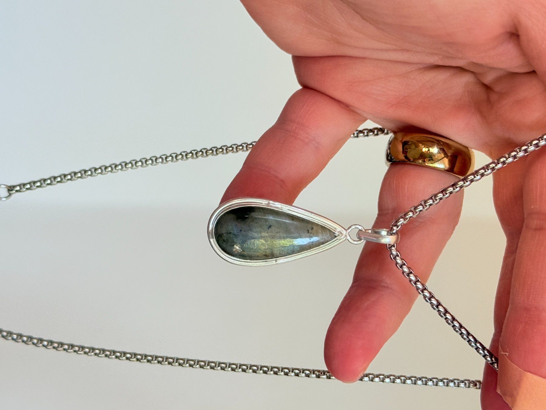 Ketten: Collier élégant avec pendentif en pierre naturelle – Neu und originalverpackt aus Genève von AGBERG 3