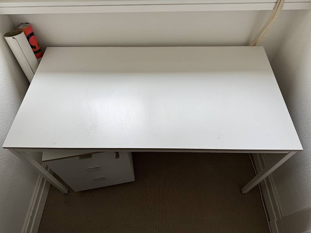 Scrivanie: Gratis Schreibtisch mit Schubladenmöbel – Usato da Kilchberg ZH venduto da noa_yd6m 2