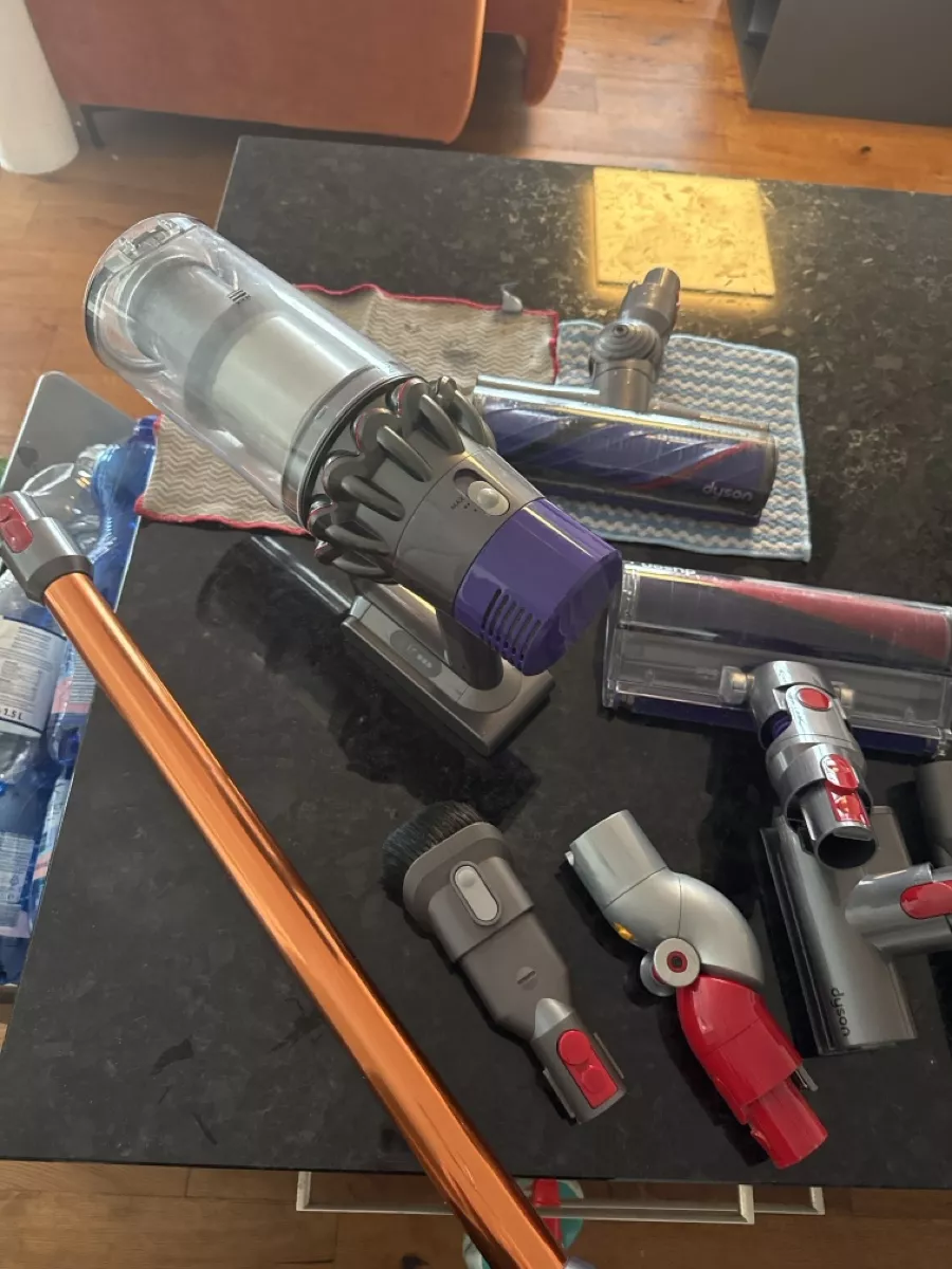Dyson Staubsauger & Zubehör: Dyson Staubsauger  – Gebraucht aus Lengnau BE von mat_mw9v