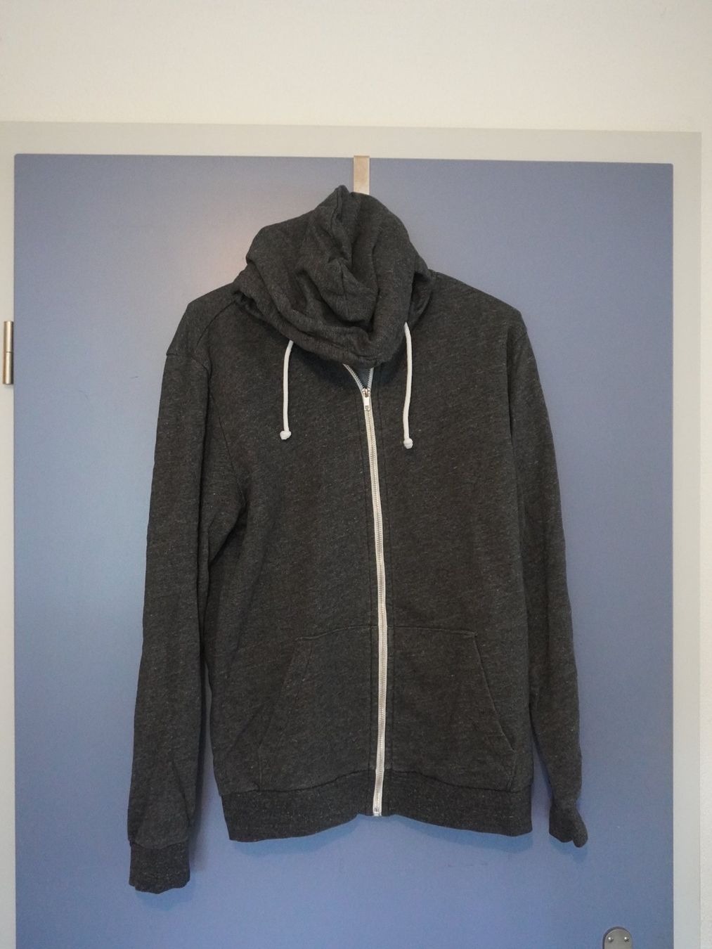 H&M Maglioni & Felpe: Kapuzenpullover H&M schwarz – Usato da Bern venduto da NilsMosi 1