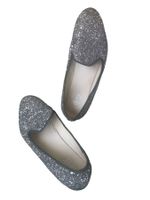 Glänzende Schuhe aus Leder