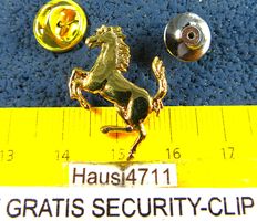 FERRARI CAVALLO GOLDIG 28mm SCHMUCK-PIN MIT SECURITY-CLIP