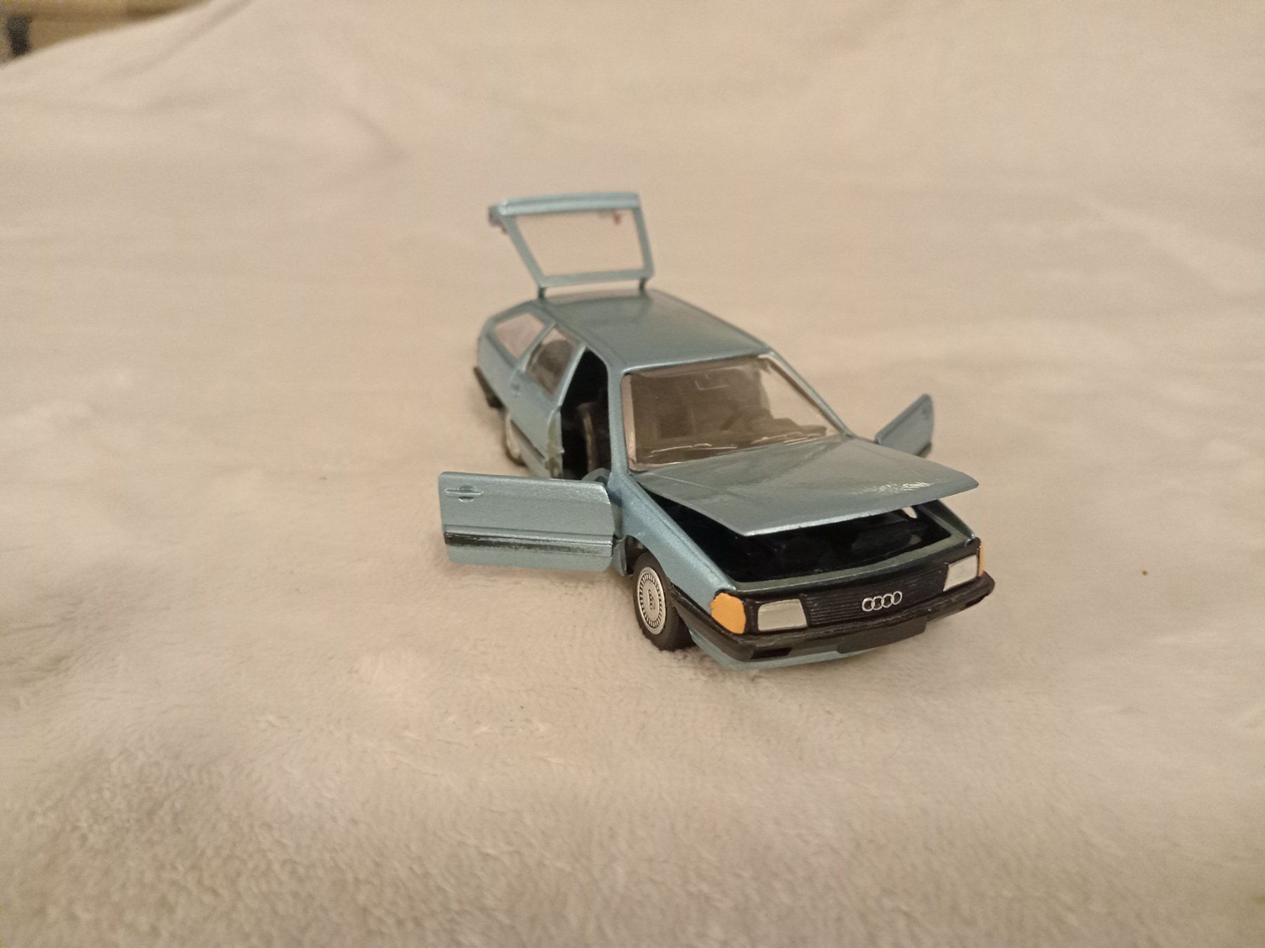 Audi Modellini d'auto: Audi 100 Avant Typ44 C3 Modell 1:43 – Usato da Obergösgen venduto da typ_qb9v 1