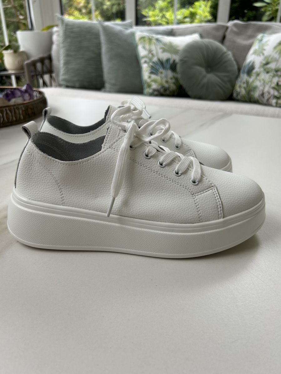 Damenschuhe: White leather sneakers – Neu (gemäss Beschreibung) aus Pfeffingen von Eva_GoVintage