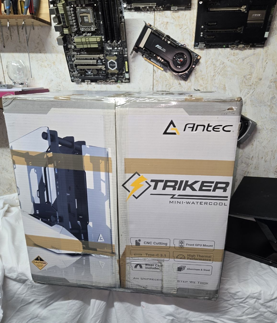 Custodie: Antec Striker Mini-ITX Gehäuse – Usato da Riehen venduto da cosh 6