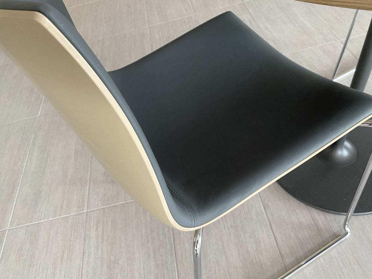 Set di tavolo e panche: Tisch und zwei Stühle von Arper – Usato da Hägglingen venduto da Karin0802 6