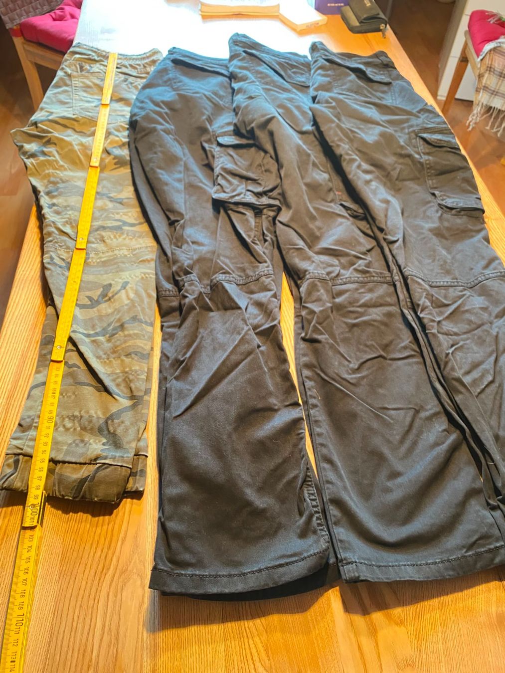 Pantalons: 4 Herrenhosen Gr. M – D'occasion à Röschenz par Tashroal