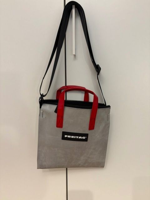 Freitag Sacs: Freitagtasche "Ruby" F274 in Silbergrau / rot – Neuf (Voir description) à Münchenstein par skatespezi