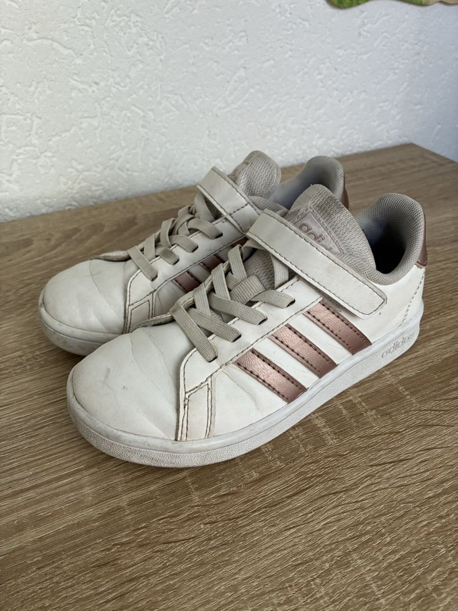 Scarpe per ragazze: Adidas Turnschuhe, Grösse 30 – Usato da Widen venduto da Swiffylein