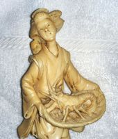 Frühe japanische Alabaster-Figur MUTTER MIT KIND UND HUMMER