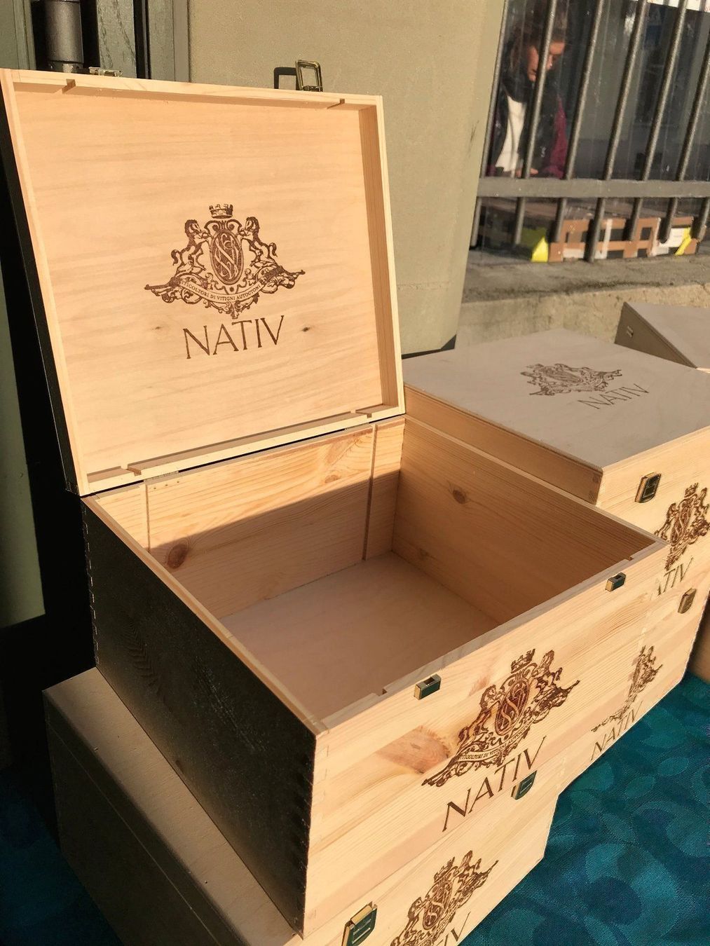 Altro: schöne Weinkiste mit Klappdeckel Nativ – Usato da Zürich venduto da atlantis77 1