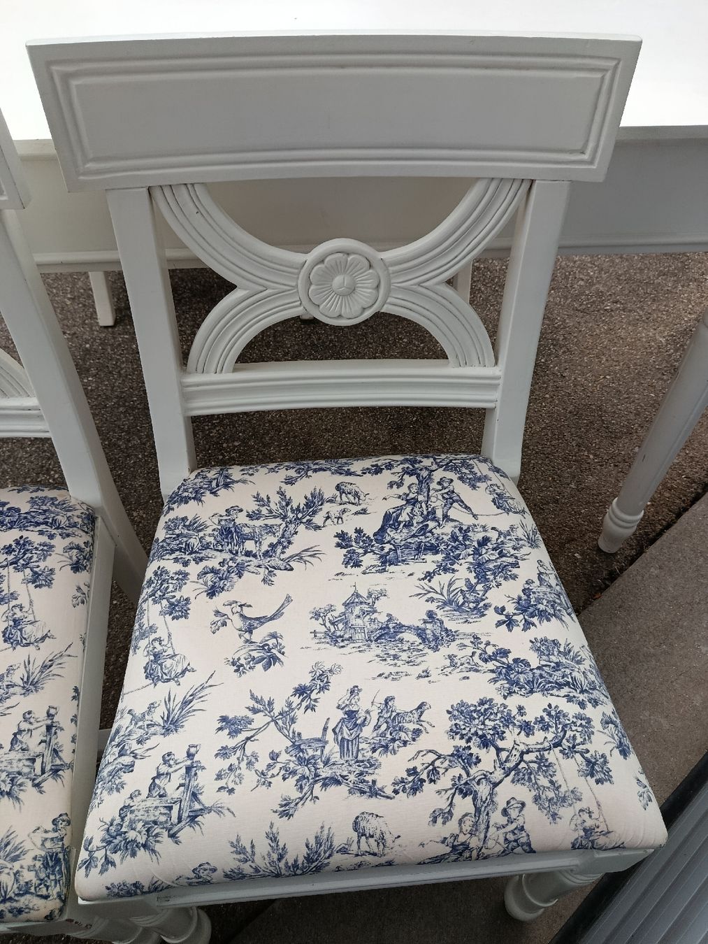Set di tavolo e panche: Esstisch mit 4 Stühlen weiss blau gemustert – Usato da Wattwil venduto da sunicheyenne 6