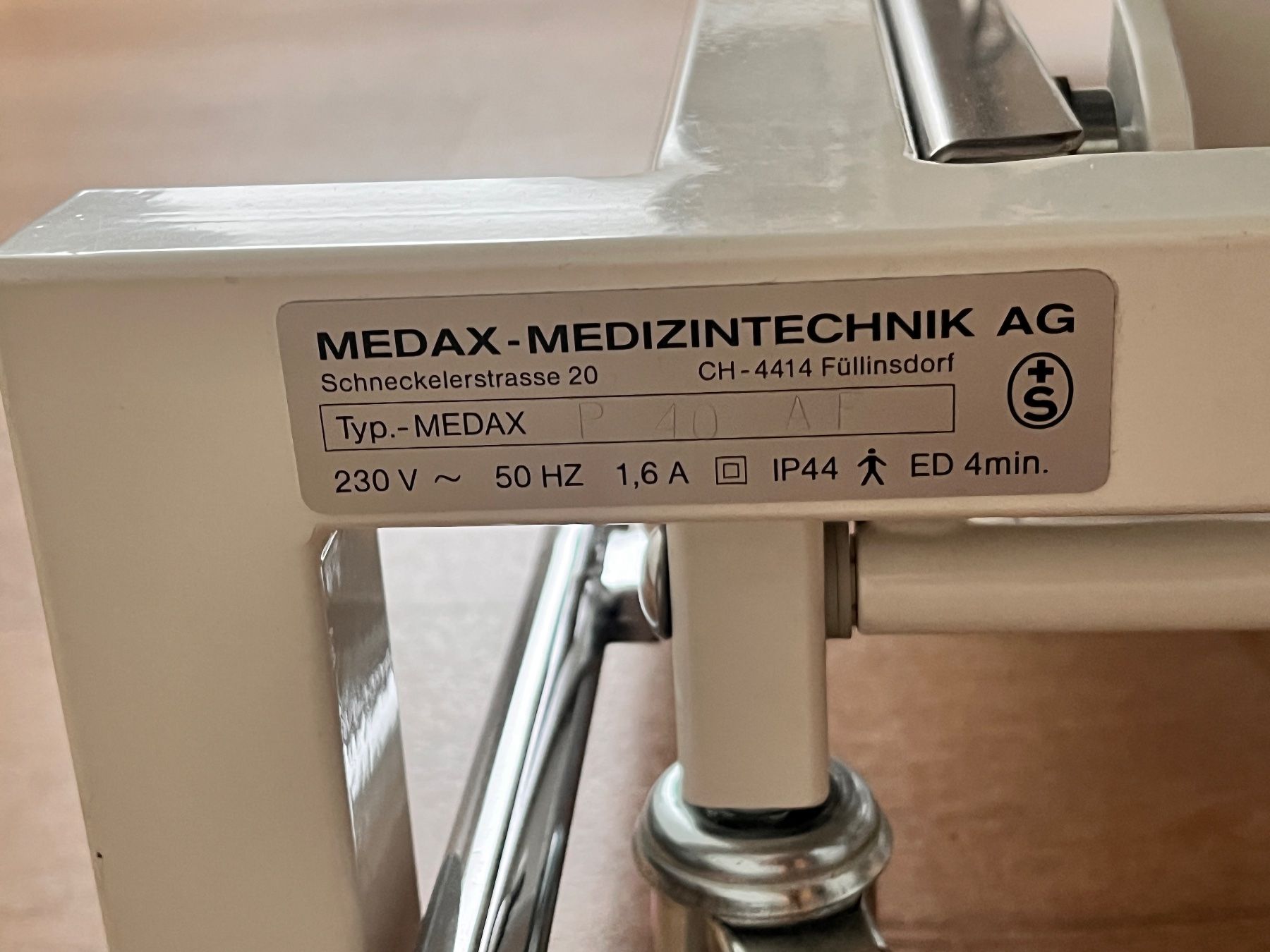 Attrezzature mediche: Elektrische Behandelbank – Usato da Uetliburg SG venduto da JasperR 4