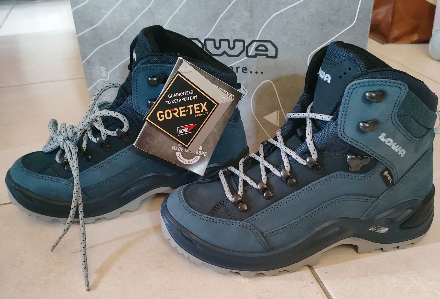 Lowa Scarpe da donna: Lowa Wanderschuhe Gr.37 NEU! – Nuovo e nell'imballaggio originale da Adelboden venduto da Lammhult 1