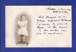 ENFANT - Photo debout sur une table