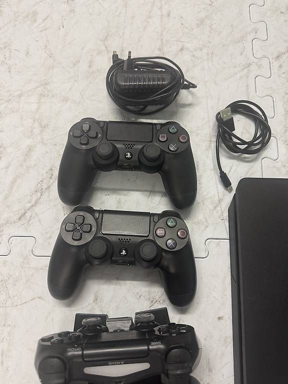 Console: PS 4 Slim – Usato da Zürich venduto da patak77