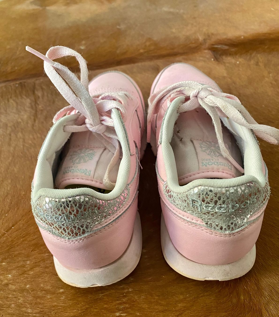 Reebok Scarpe per ragazze: Super schöne Reebok Turnschuhe Grösse 35 – Usato da Fehraltorf venduto da Marlene4 4