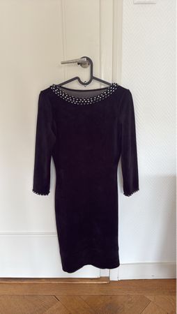Élégante robe noire avec perles