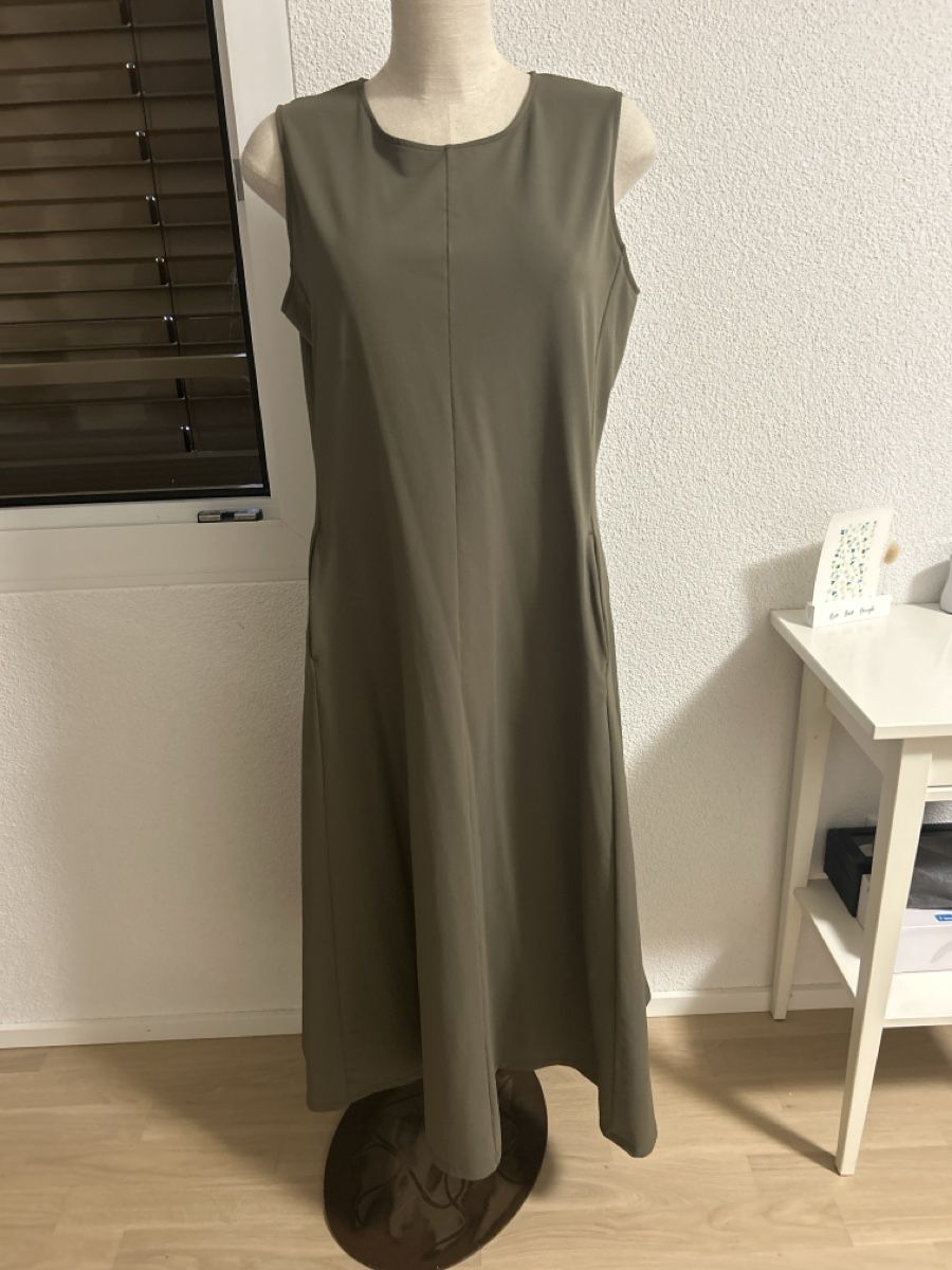 Uniqlo Kleider: Kleid ärmellos Olivengrün Grösse L  – Neu (gemäss Beschreibung) aus Schaffhausen von Casadenobile