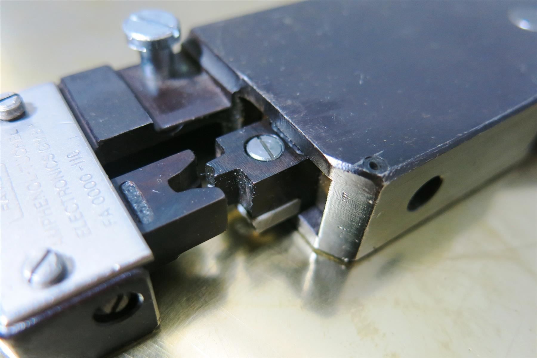 Tutti gli attrezzi: Crimpzange Amphenol FA 0000 - 110 – Usato da Laufenburg venduto da Sirluger 4