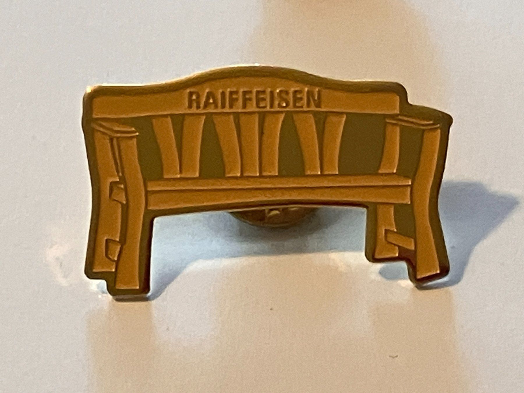 Placchette & Badge: 1 Pin Raiffeisen Sitzbank – Usato da Basel venduto da djwwpp