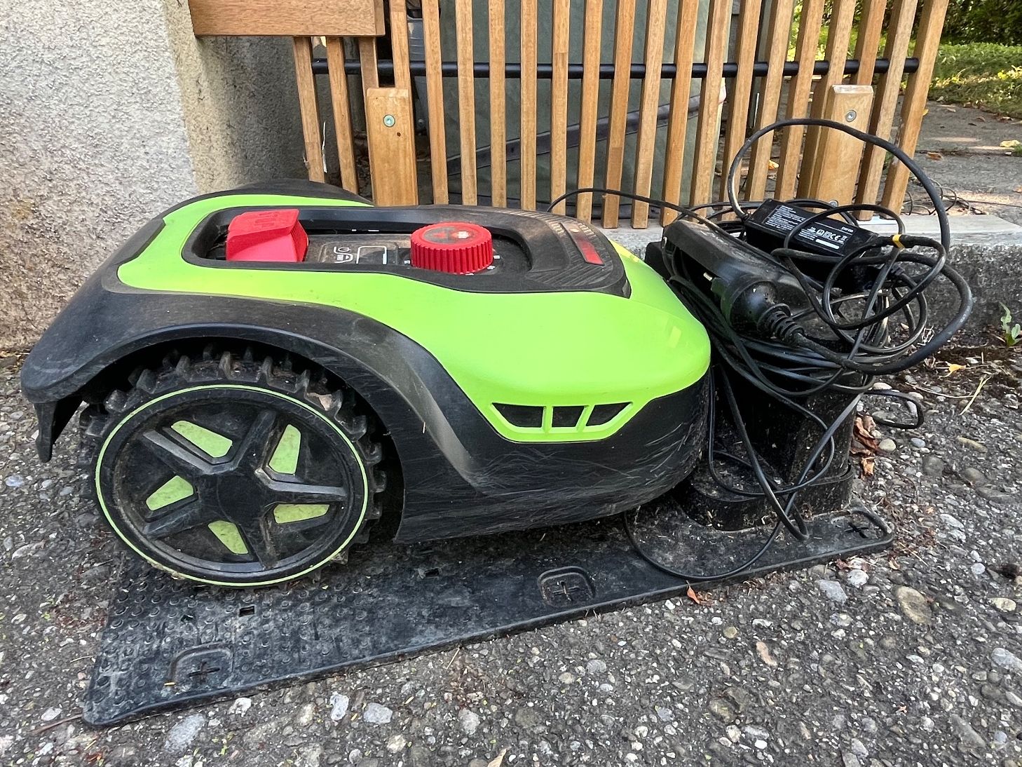 Tagliaerba: Rasenroboter mit Garage – Usato da Wiler b. Utzenstorf venduto da Dgarfield