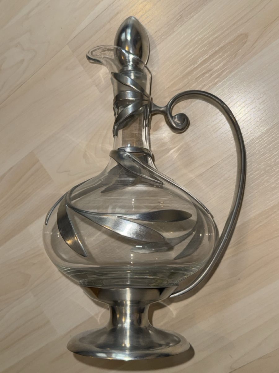 Karaffen: Wunderschöne Vintage Karaffe mit Zinn Dekor – Gebraucht aus Grenchen von Lucy68