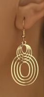 Jolies boucles d’oreilles plaquées or 5,5 cm  X 2, légères