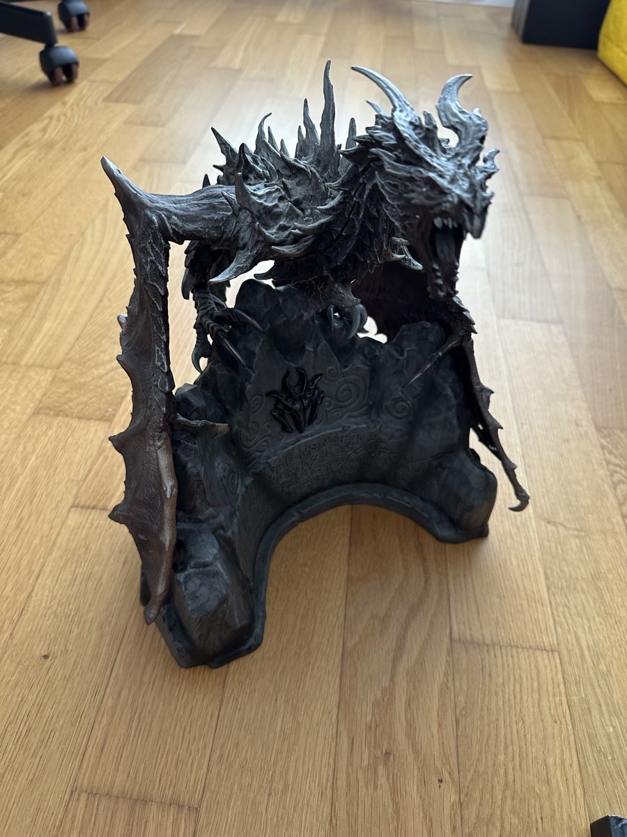 Libri: The elder scrolls V Skyrim - Buch und Drache  – Nuovo (secondo la descrizione) da Schüpfen venduto da Poly_pi 1